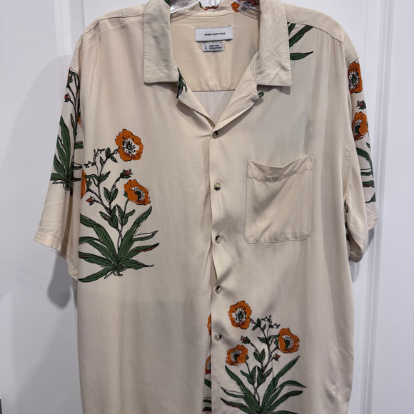 Urban Outfitters Men’s Floral short sleeve buttonfront - Picture 1 of 3